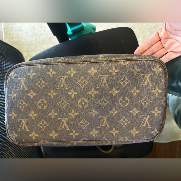 Authentic Neverfull MM Louis Vuitton Tote - Picture 13 of 15